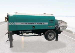 Stroj s črpalko za mokro pršenje